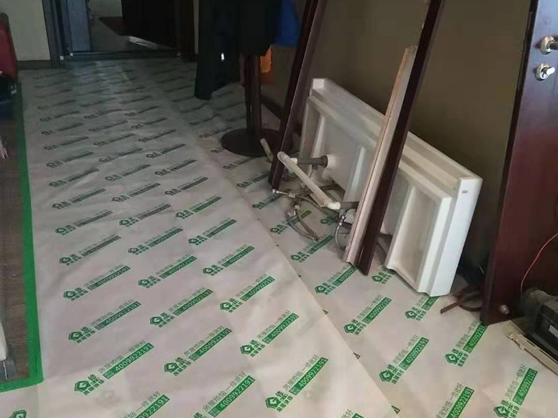 入戶現場地面保護：入戶門的保護 各種裝修物料的進場以及各種建筑裝修的清理，都會經過入戶門，這些物品在搬運的過程中，與入戶門發生磕碰、摩擦的機率大大增加，所以，第一個需要做好成品保護的地方就是我們的入戶門。建議：在裝修開工前直到家具進場期間，都需要對入戶門進行保護！對于這一點，可以使用成品保護膜將門包裹。