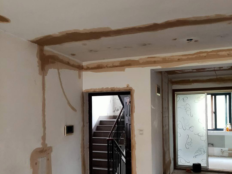 全屋墻面翻新方案：檢查舊房墻面基層問題，對癥下藥施工，如果墻面裝修5年甚至10年以上，墻面有開裂，滲水，起皮或者之前有貼過墻紙的舊房，就需要將原墻紙撕掉，將墻面鏟至毛坯層，做鏟墻施工，如近幾年裝修過的房子，則不需要做鏟墻施工，墻面基層無明顯破損，打磨膩子或者重新批刮膩子，做乳膠漆施工即可！ 將房中小件物品搬移到柜子，儲物柜等不需要施工的位置，如樓梯間，衛生間等，利用專業的遮蔽保護膜貼在地面，包裝家具，避免施工期間對家中的物品造成損害和污染。 墻面完全鏟除后，需用打磨機打磨墻面起到找平的作用，然后做防水界面劑施工，防水施工的目的是防止天氣潮濕或者樓頂漏水，陽臺滲水導致墻面乳膠漆掉皮，界面劑的作用是為了增強水泥基層的粘接力。