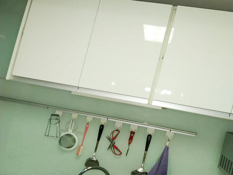 櫥柜門更換維修：首先要固定上軌道。軌道前飾面與柜櫥表面在同一平面，上導軌平放在預留位置。然后，將兩扇門放入導軌，使用水平或垂直尺測量門框的垂直度，調整上下導軌位置并固定。再次檢查門體是否與兩面平行，我們可以調整底輪，調整門體，達到邊框和兩邊的水平；最后將防跳裝置固定好。