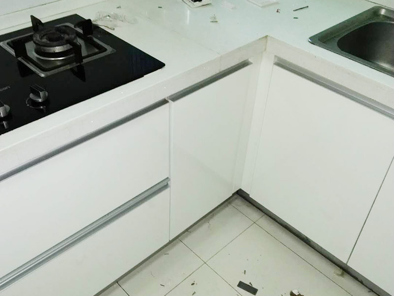 櫥柜門更換維修：首先要固定上軌道。軌道前飾面與柜櫥表面在同一平面，上導軌平放在預留位置。然后，將兩扇門放入導軌，使用水平或垂直尺測量門框的垂直度，調整上下導軌位置并固定。再次檢查門體是否與兩面平行，我們可以調整底輪，調整門體，達到邊框和兩邊的水平；最后將防跳裝置固定好。