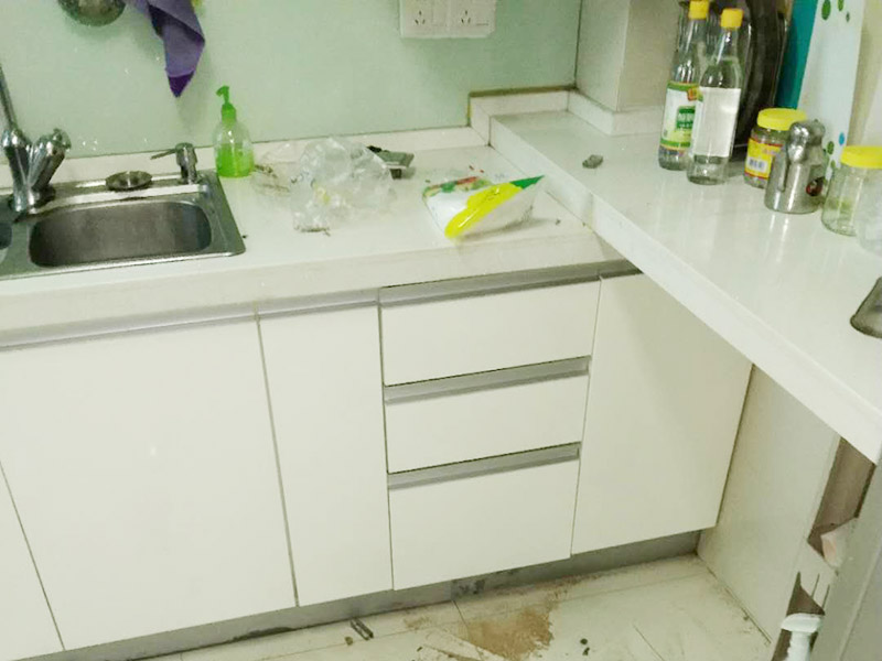 櫥柜門更換維修：首先要固定上軌道。軌道前飾面與柜櫥表面在同一平面，上導軌平放在預留位置。然后，將兩扇門放入導軌，使用水平或垂直尺測量門框的垂直度，調整上下導軌位置并固定。再次檢查門體是否與兩面平行，我們可以調整底輪，調整門體，達到邊框和兩邊的水平；最后將防跳裝置固定好。