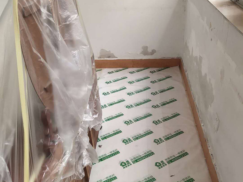 地板家具成品保護：各類裝修物料的進場、建筑裝修垃圾的清理都必須經過入戶門。在對物品進行搬運時，難免會與入戶門發生磕碰及摩擦。水電改造是基礎裝修，水電裝修的質量好壞，直接決定著后期的施工和使用。因此，在進行水電改造時，同樣需要做好成品保護工作。水電改造完成后，應當對各種管線進行規范的固定，以防脫落;對裸露的線頭要進行包裹，以防發生觸電的危險;做好地面裸線管的固定和保護，防止被踩壞。同時，在搬運物料時，也不要破壞地面鋪設的管線。進行裝修施工時，磁環邊鋪邊勾縫，在崗鋪設的瓷磚、地板上堆放雜物、走動踩踏，地板沒有使用成品保護膜覆蓋等都會影響瓷磚及地板的鋪貼效果，使瓷磚出現施工質量問題。