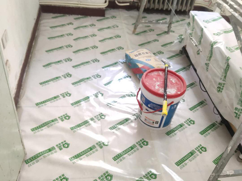 地板家具成品保護：各類裝修物料的進場、建筑裝修垃圾的清理都必須經過入戶門。在對物品進行搬運時，難免會與入戶門發生磕碰及摩擦。水電改造是基礎裝修，水電裝修的質量好壞，直接決定著后期的施工和使用。因此，在進行水電改造時，同樣需要做好成品保護工作。水電改造完成后，應當對各種管線進行規范的固定，以防脫落;對裸露的線頭要進行包裹，以防發生觸電的危險;做好地面裸線管的固定和保護，防止被踩壞。同時，在搬運物料時，也不要破壞地面鋪設的管線。進行裝修施工時，磁環邊鋪邊勾縫，在崗鋪設的瓷磚、地板上堆放雜物、走動踩踏，地板沒有使用成品保護膜覆蓋等都會影響瓷磚及地板的鋪貼效果，使瓷磚出現施工質量問題。