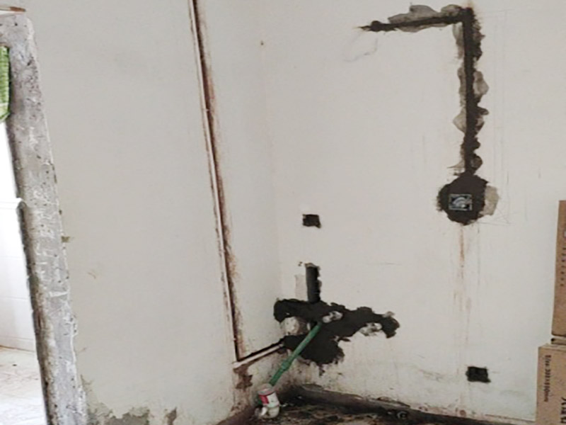 電路改造是重要的隱蔽工程之一，在施工中，電路改造的工序比較復雜，很容易會出現一些安全隱患，因此電路改造施工過程必須嚴格按規范進行。很多朋友在裝修的時候沒有考慮到入住后的實際需要，往往對電線插座的安裝掉以輕心。到了入住就后悔莫及。因此，裝修時考慮清楚，以免讓電線插座給入住留下裝修遺憾。