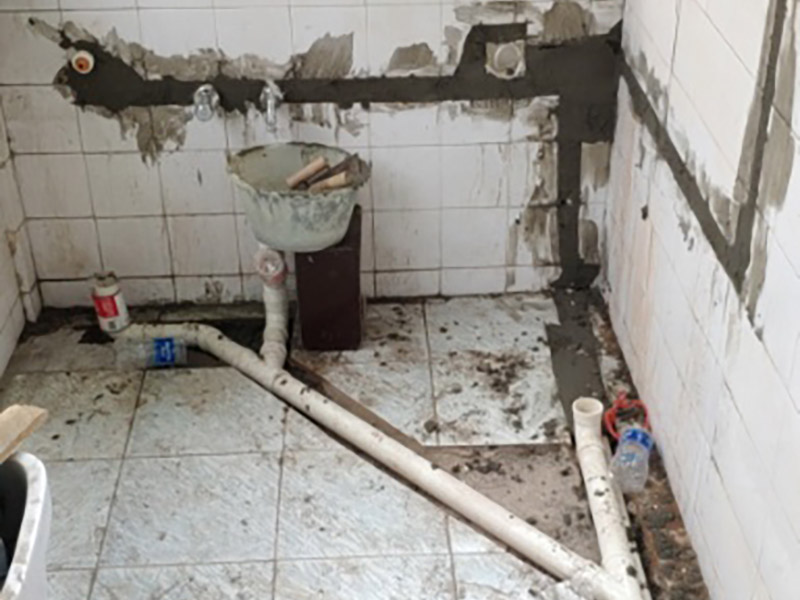 電路改造是重要的隱蔽工程之一，在施工中，電路改造的工序比較復雜，很容易會出現一些安全隱患，因此電路改造施工過程必須嚴格按規范進行。很多朋友在裝修的時候沒有考慮到入住后的實際需要，往往對電線插座的安裝掉以輕心。到了入住就后悔莫及。因此，裝修時考慮清楚，以免讓電線插座給入住留下裝修遺憾。