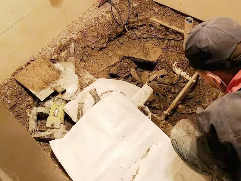 走廊保護(hù)裝修施工：各種裝修物料的進(jìn)場(chǎng)以及各種建筑裝修垃圾的清理，都會(huì)經(jīng)過(guò)入戶門(mén)，這些物品在搬運(yùn)的過(guò)程中，難免會(huì)和入戶門(mén)發(fā)生磕碰，造成入戶門(mén)的磕碰劃傷，所以，第一個(gè)需要做好成品保護(hù)的地方就是入戶門(mén)。 做法：在裝修開(kāi)工前直到家具進(jìn)場(chǎng)期間，都需要對(duì)入戶門(mén)進(jìn)行保護(hù)！可以使用成品保護(hù)膜將門(mén)包裹。