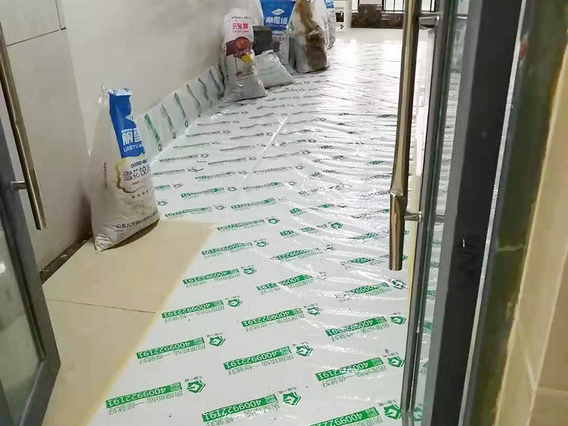 走廊保護(hù)裝修施工：各種裝修物料的進(jìn)場(chǎng)以及各種建筑裝修垃圾的清理，都會(huì)經(jīng)過(guò)入戶門(mén)，這些物品在搬運(yùn)的過(guò)程中，難免會(huì)和入戶門(mén)發(fā)生磕碰，造成入戶門(mén)的磕碰劃傷，所以，第一個(gè)需要做好成品保護(hù)的地方就是入戶門(mén)。 做法：在裝修開(kāi)工前直到家具進(jìn)場(chǎng)期間，都需要對(duì)入戶門(mén)進(jìn)行保護(hù)！可以使用成品保護(hù)膜將門(mén)包裹。