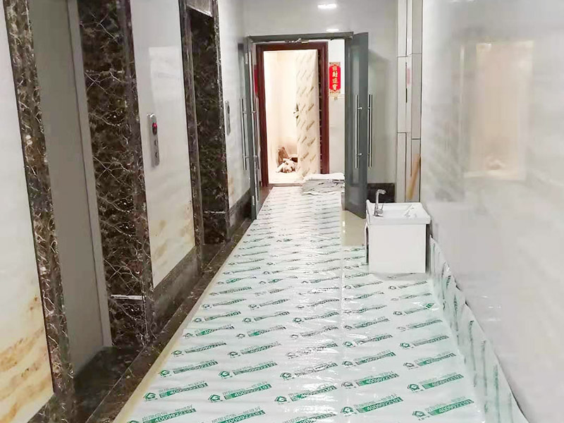 走廊保護(hù)裝修施工：各種裝修物料的進(jìn)場(chǎng)以及各種建筑裝修垃圾的清理，都會(huì)經(jīng)過(guò)入戶門(mén)，這些物品在搬運(yùn)的過(guò)程中，難免會(huì)和入戶門(mén)發(fā)生磕碰，造成入戶門(mén)的磕碰劃傷，所以，第一個(gè)需要做好成品保護(hù)的地方就是入戶門(mén)。 做法：在裝修開(kāi)工前直到家具進(jìn)場(chǎng)期間，都需要對(duì)入戶門(mén)進(jìn)行保護(hù)！可以使用成品保護(hù)膜將門(mén)包裹。