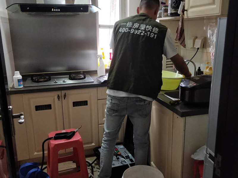 廚房吊柜維修，裝修師傅已經(jīng)不用的安裝
