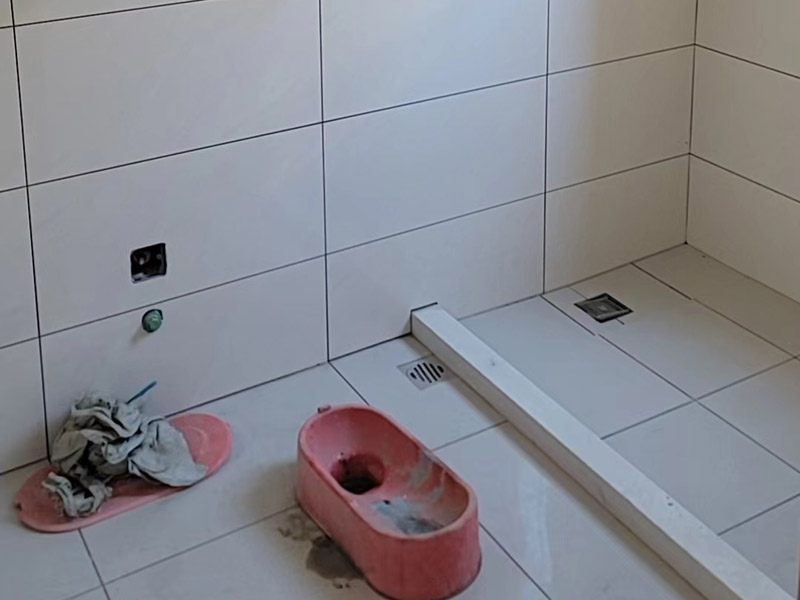 貼瓷磚找裝修公司還是自己找?guī)煾? style=